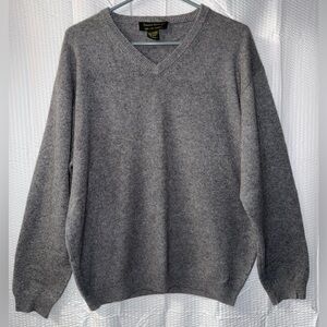 Daniel Bishop 100% 2-ply cashmere V-neck sweater in grey size L